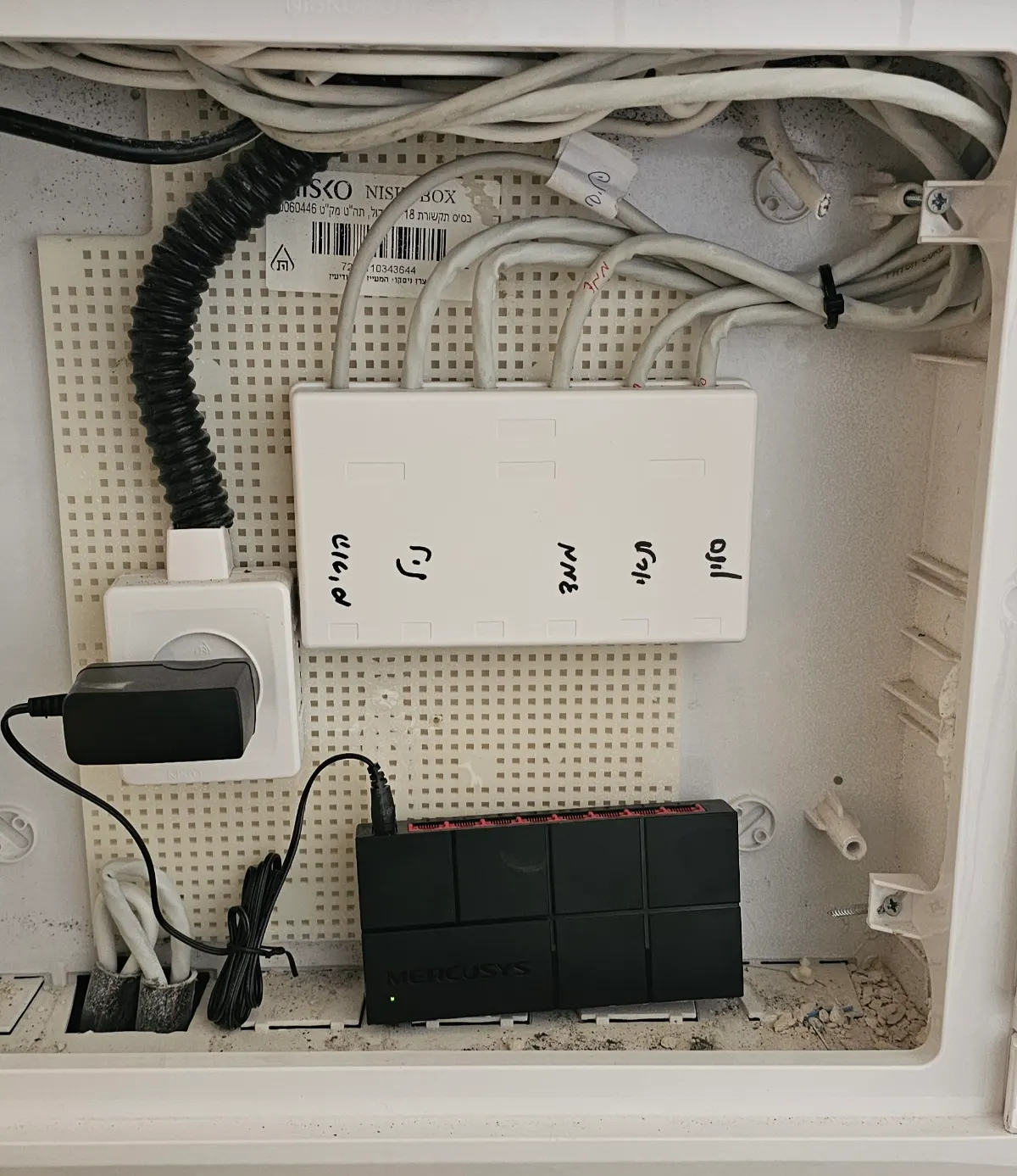 העברת כבלי רשת CAT6 בדירה בבאר יעקב – ארון תקשורת מסודר