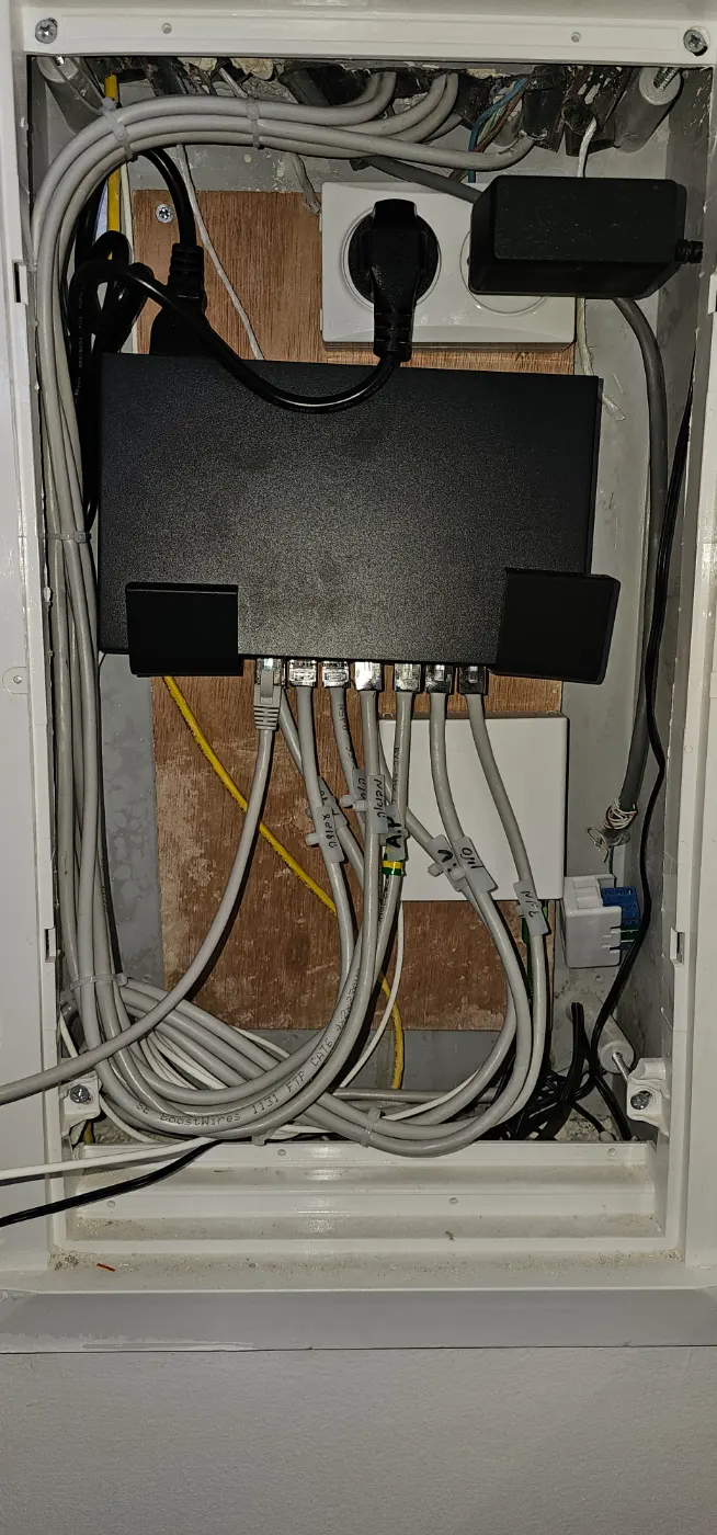 העברת כבלי רשת CAT6 בדירה בחולון